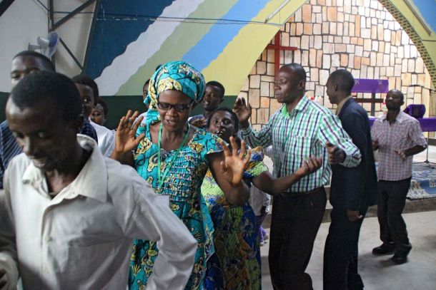 Tanzende Gläubige in einem Gottesdienst in Ruanda