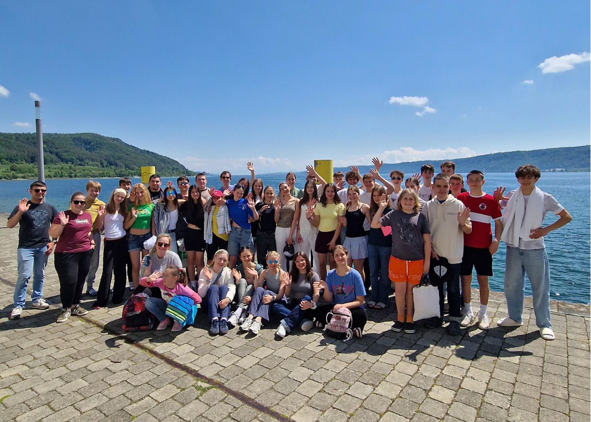 Jugendmitarbeitende am See