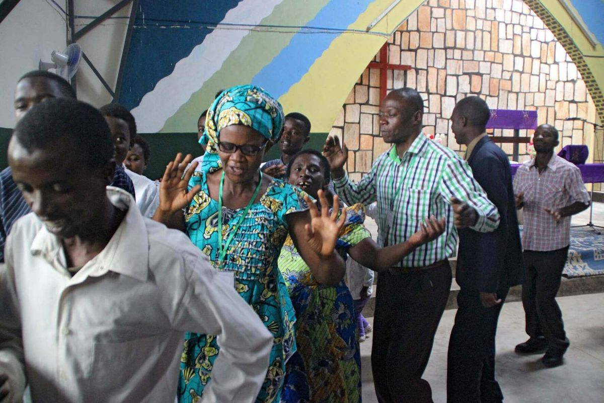 Tanzende Gläubige in einem Gottesdienst in Ruanda