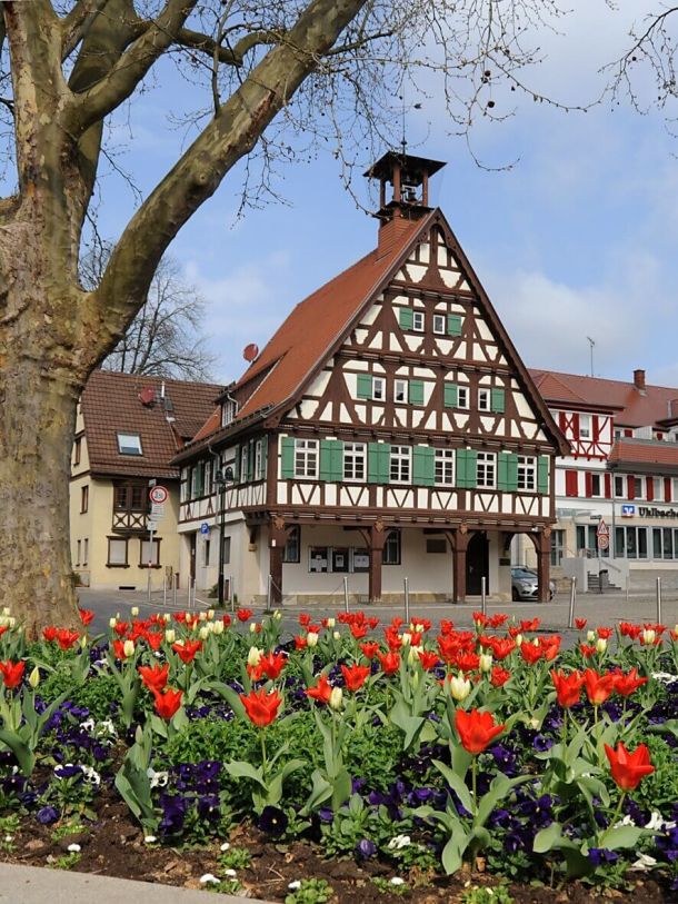Uhlbacher Platz mit Rathaus