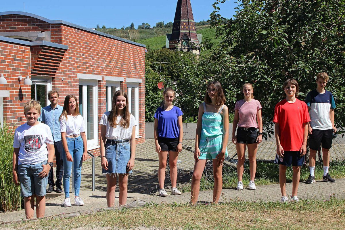 Die Uhlbacher Konfirmandinnen und Konfirmanden des Jahrgangs 2020: ein tolles Miteinander – trotz Corona-bedingtem Abstand… (leider fehlt auf dem Bild Sina Peper)