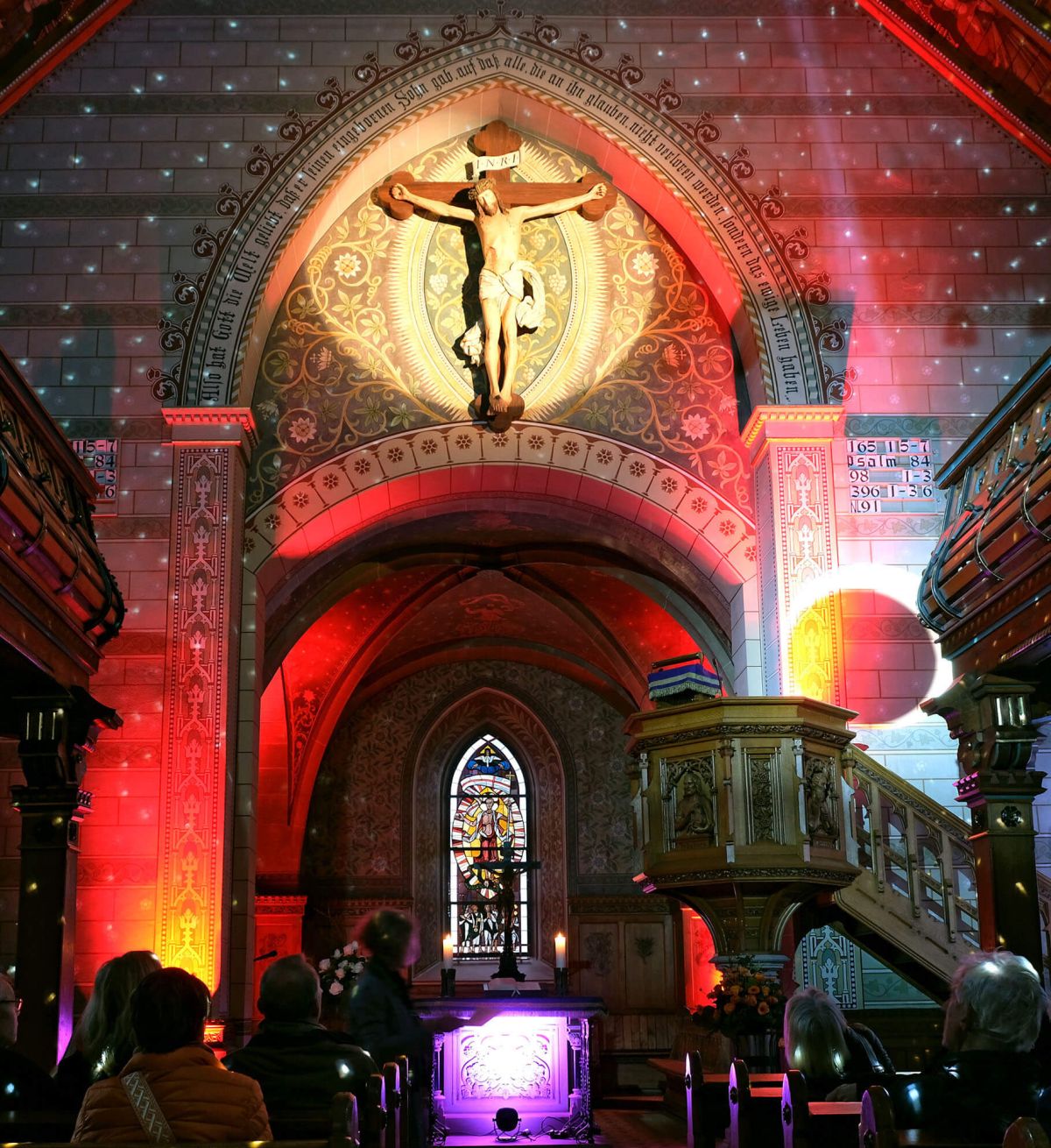 Andreaskirche Uhlbach mit Farben